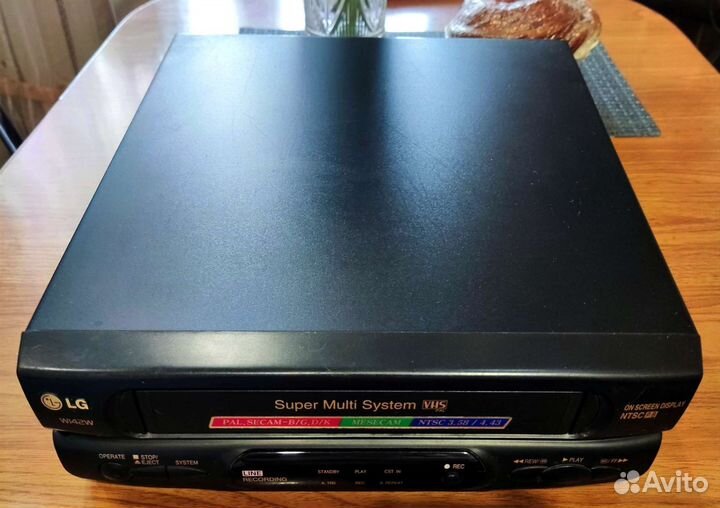 Видеомагнитофон LG w142w