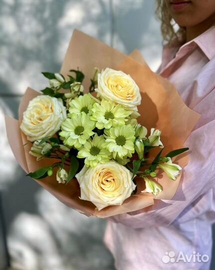 Букет роз, хризантем и альстромерий