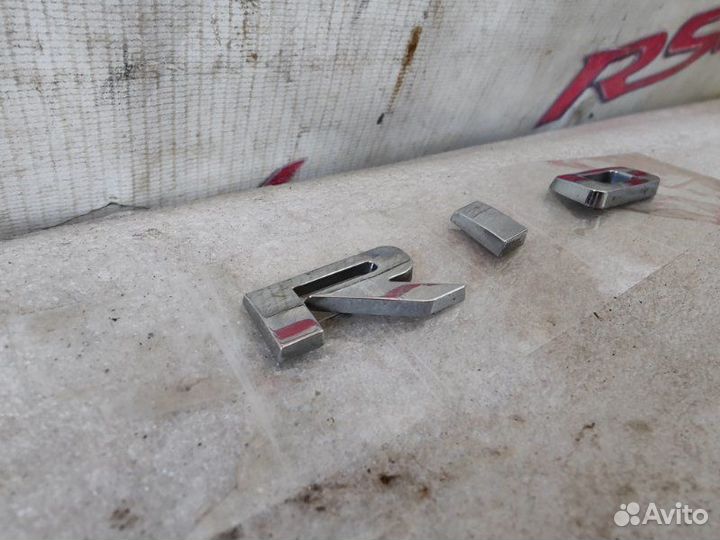 Эмблема багажника задняя Kia Rio 4