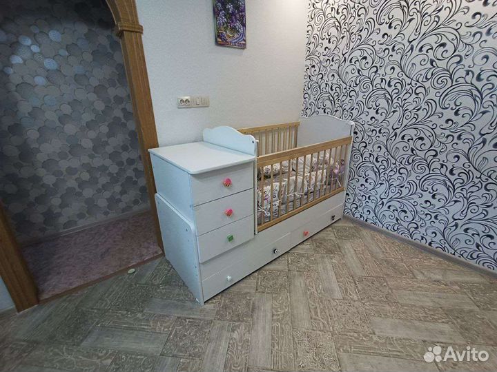 Детская кроватка с маятником и ящиком