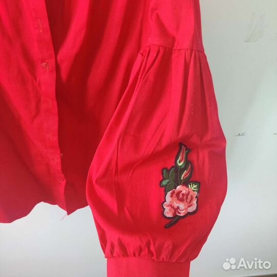 Блузка женская красная хлопок с вышивкой на рукаве