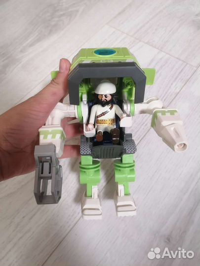 Робот с пиратом внутри