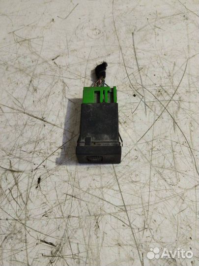 Кнопка обогрева сидений Volkswagen Passat