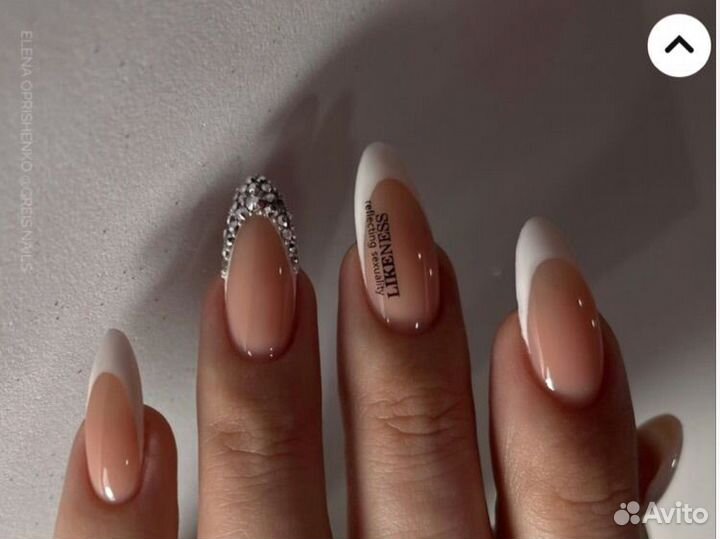 Модель на наращивание ногтей и педикюр
