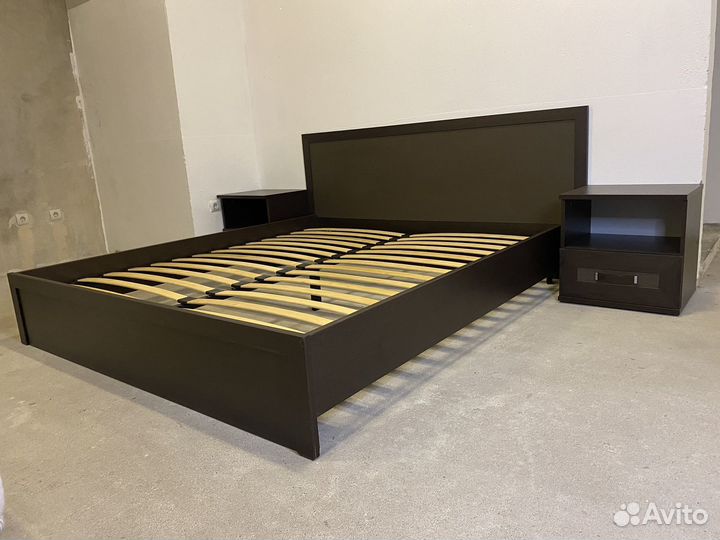 Отличная кровать 180*200 с матрасом и тумбочками