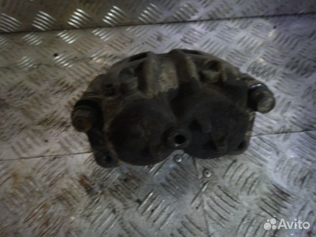 Суппорт Pajero (00-06) перед. R б\у