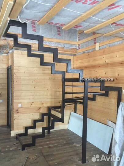 Лестница на ломаных косоурах в дом № 118