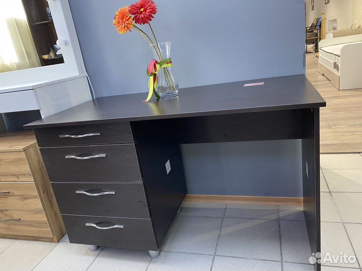 Письменный стол
