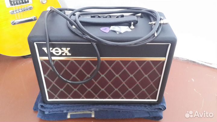 Электрогитара с комбоусилителем