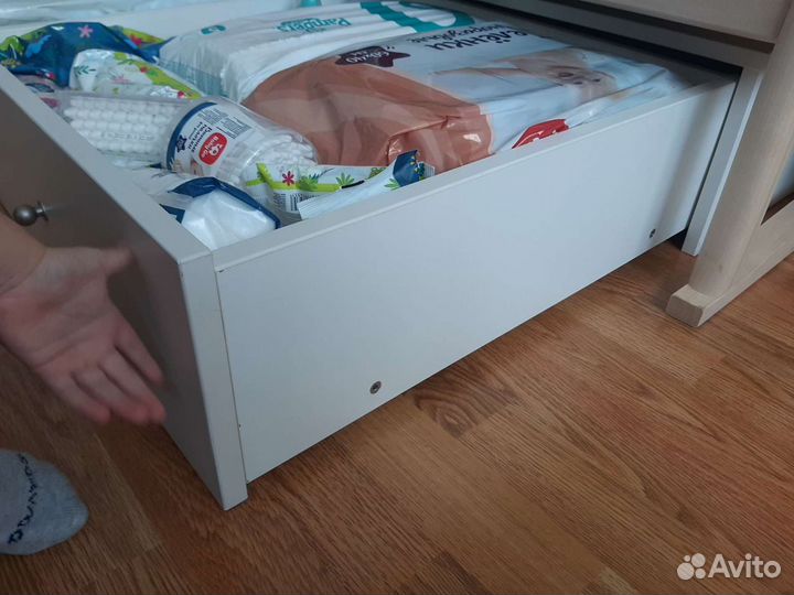 Детская кроватка с маятниками и ящиком