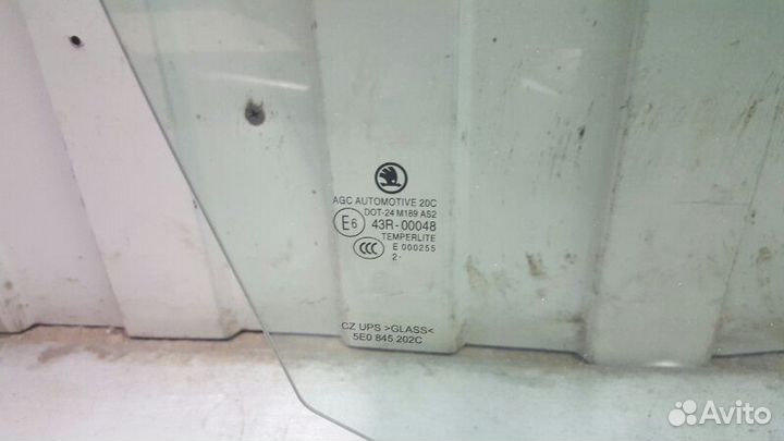 Стекло двери переднее правое Skoda Octavia 5E3