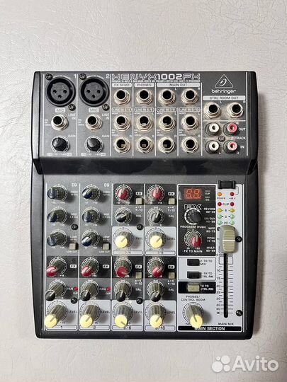 Микшерный пульт Behringer Xenyx