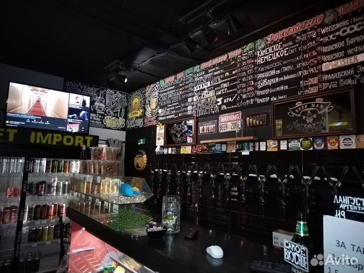 Продавец-бармен в пивной бар магазин