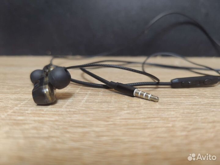 Проводные наушники