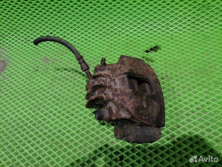 Суппорт передний правый Volvo S80 1999