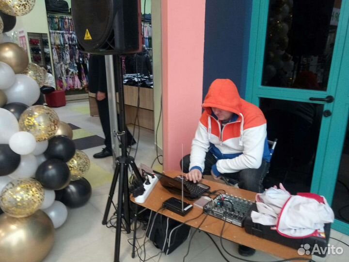 Диджей DJ с аппаратурой