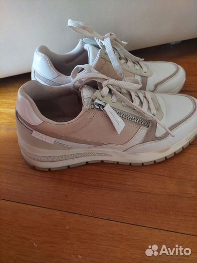 Кроссовки женские р. 38