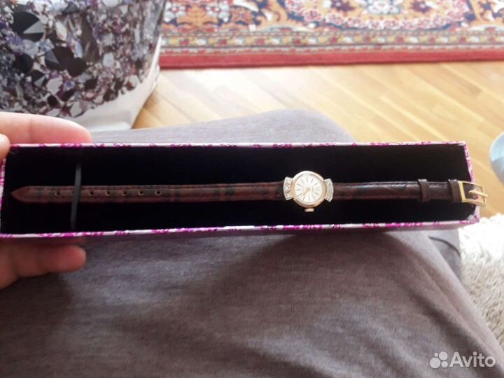 Брилиантовые часы с кожанным ремнём
