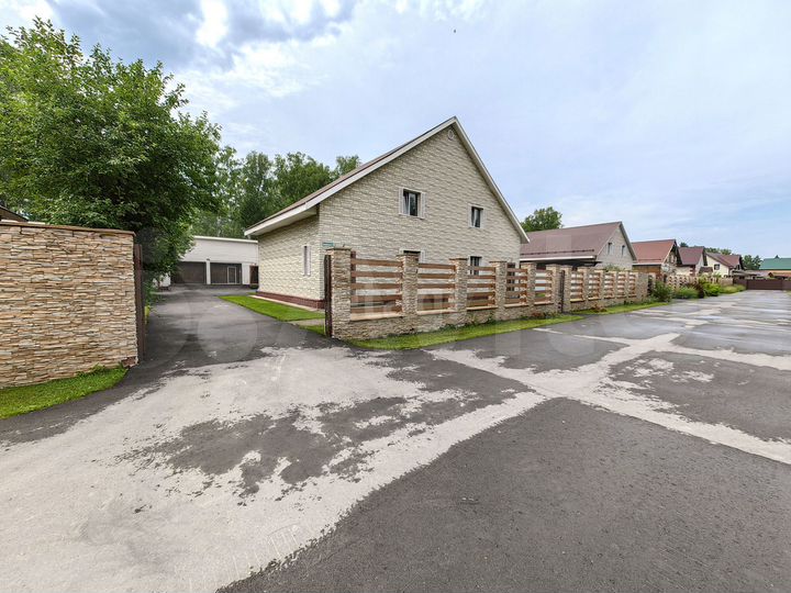 Коттедж 320 м² на участке 12 сот.