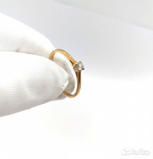 Золотое кольцо с бриллиантом 16,5р