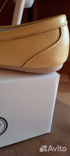 Туфли замшевые и желтые макасины