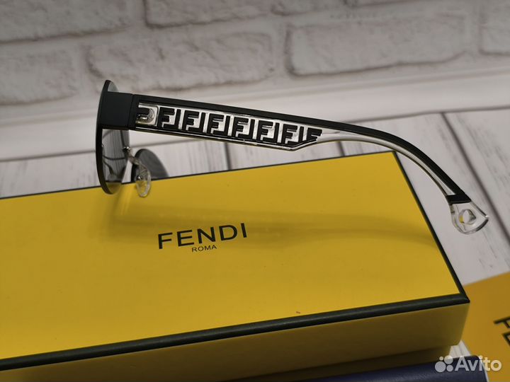 Солнцезащитные очки Fendi