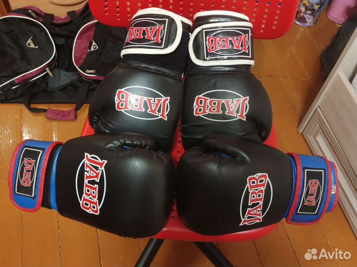 Боксерские перчатки и шлем,защита для ног