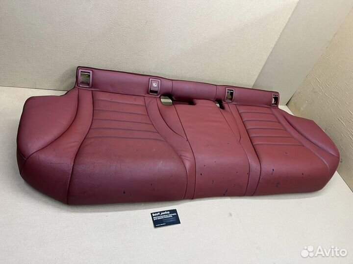 Дефект Сидушка задняя красная кожа Мерседес w205