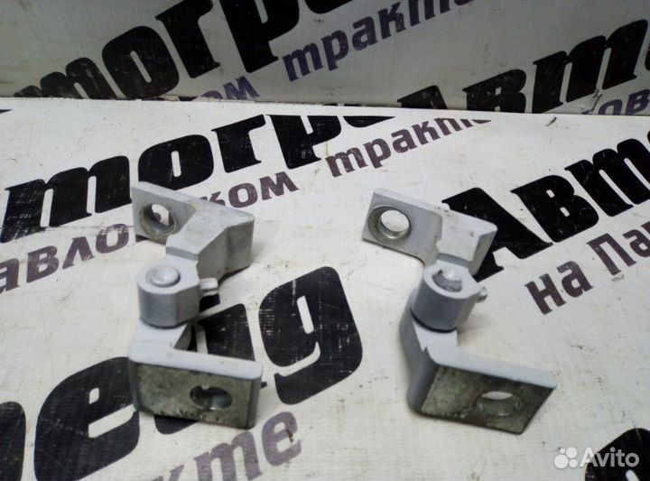 Петля дверная задняя правая Volkswagen Tiguan 5N2