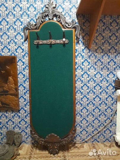 Антикварные зеркало и вешалка