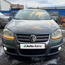 Volkswagen Jetta 1.6 AT, 2009, 215 000 км, с пробегом, цена 710 000 руб.