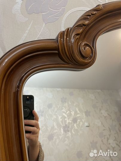 Зеркало настенное в раме из натурального дерева