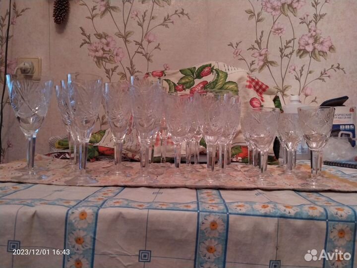 Хрустальные рюмки на ножке