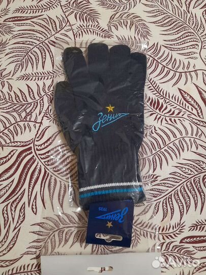 Шапка перчатки и три значка зенит