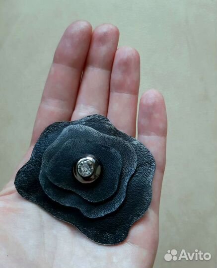 Кожаная брошь ручной работы