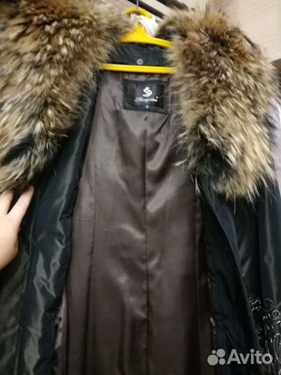 Зимнее пальто с мехом енота