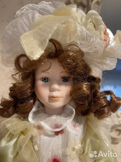 Кукла фарфоровая