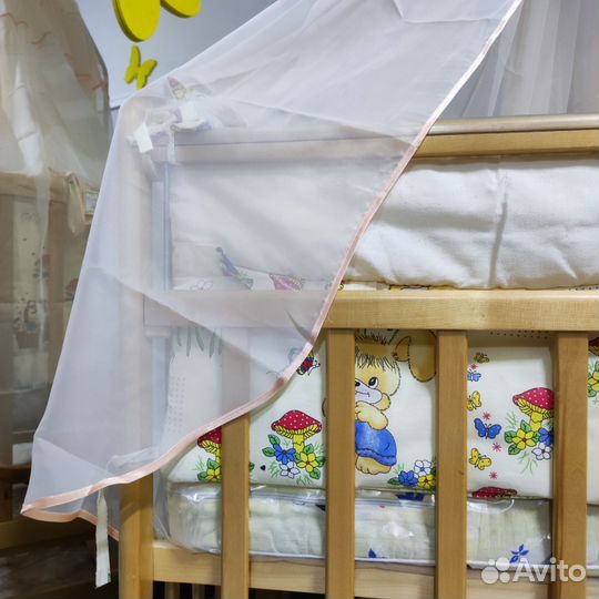 Детская кроватка с маятником