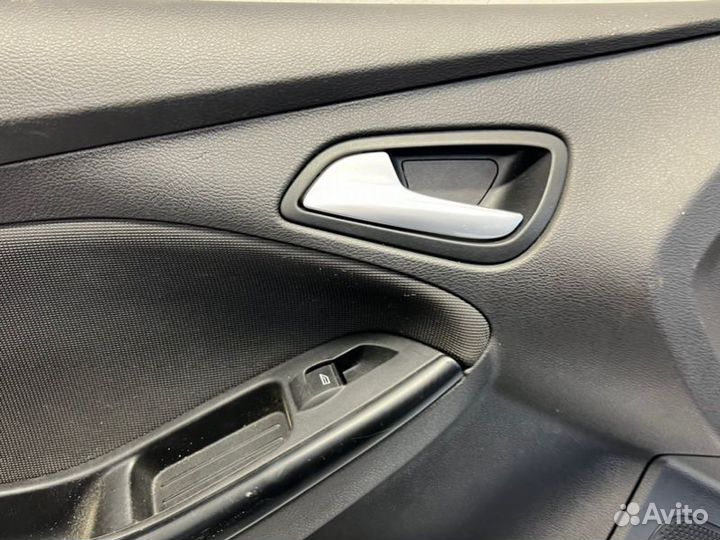 Обшивка двери передняя левая Ford Focus 3 хетчбэк