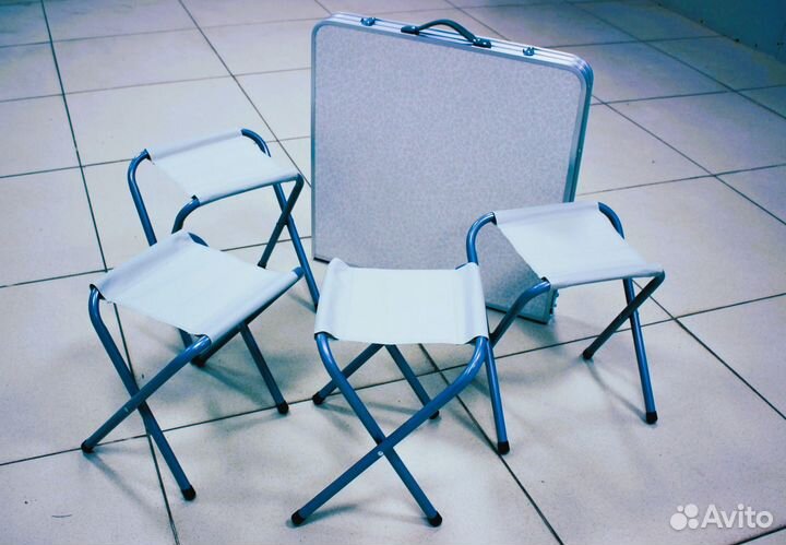 Раскладной стол и 4 стул для отдыха