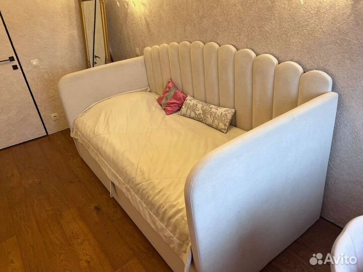 Кровать с мягкой спинкой