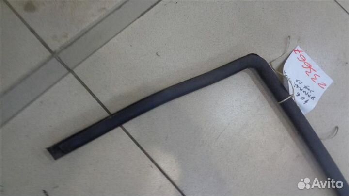 Уплотнитель стекла двери задней правой Peugeot 40