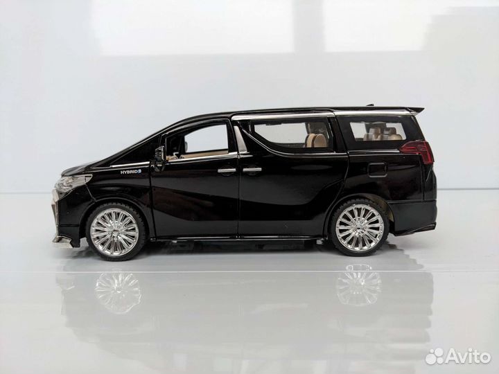 Металлическая модель Toyota Alphard