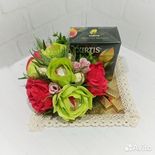 Композиция из цветов с конфетами