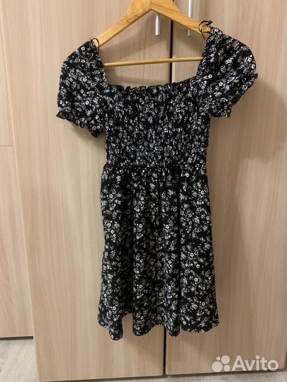 Платье черное в мелкий цветок короткое выше колено