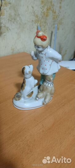 Фарфоровая статуэтка 