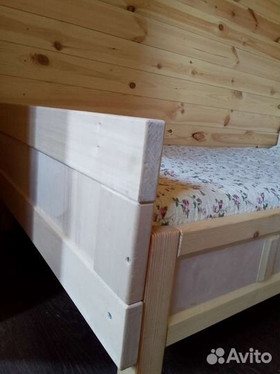 Кровать из массива дерева