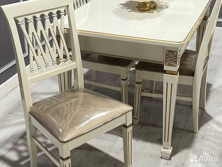 Стол и стулья 