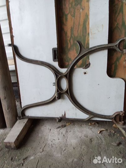 Крышка стола и деталь стола швейной машинки