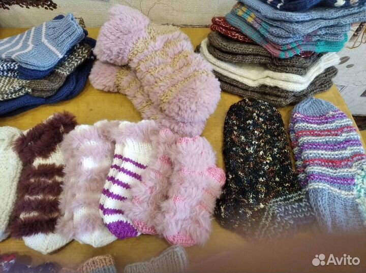 Шерстяные носки вязаные и повязки на голову
